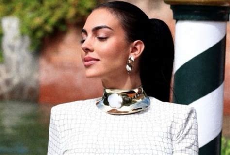 foto di giorgina rodriguez con borsa kelly e rolex|Georgina Rodriguez, 20 look da studiare per non passare .